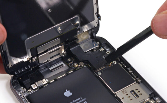 Software Snags and Hardware Hang-ups: Troubleshooting with Kettering’s iPhone Repair Shops
