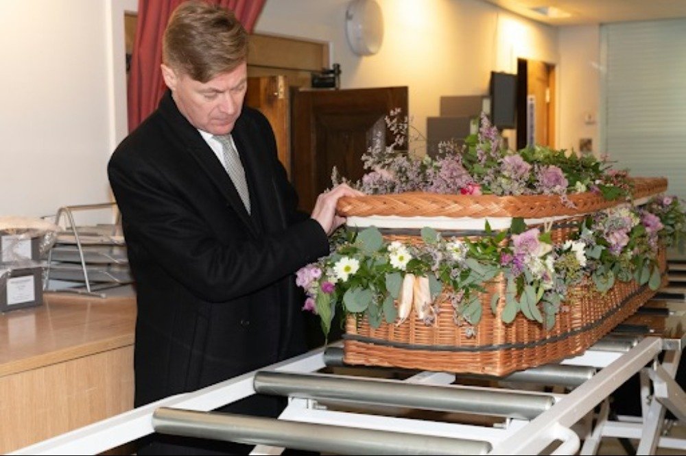 The Advantages of Hiring Local Funeral Directors in Your Community